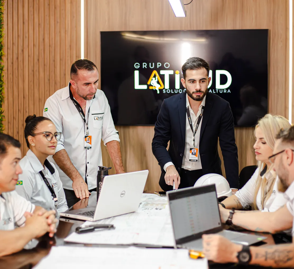 Equipe de engenharia da Latitud em reunião de planejamento técnico