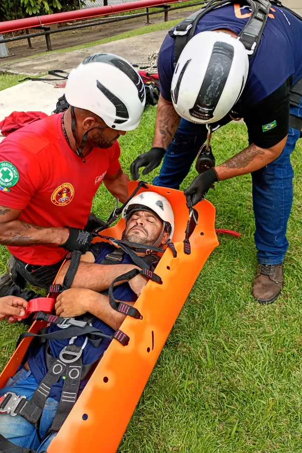 Equipe HSE/SSO da Latitud em treinamento de resgate e trabalho em altura