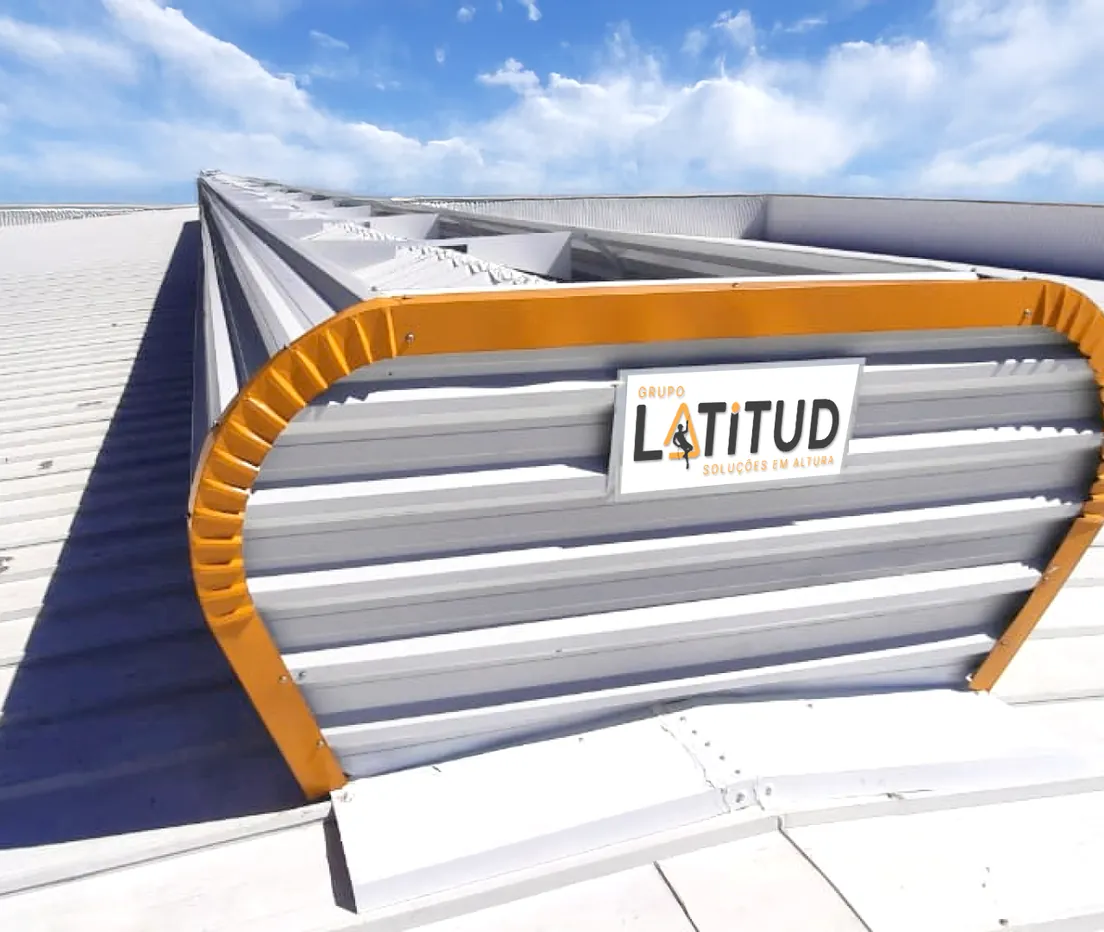 Manutenção de Domos e Lanternins — equipe Latitud em campo